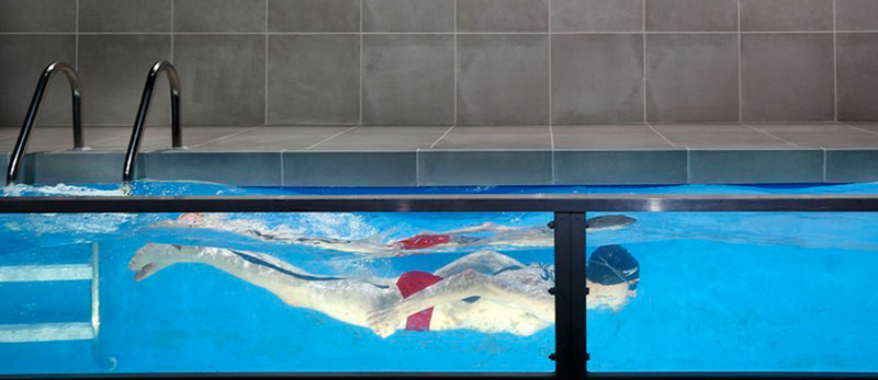 Плавальний басейн для театральної вистави "Red Speedo Set"